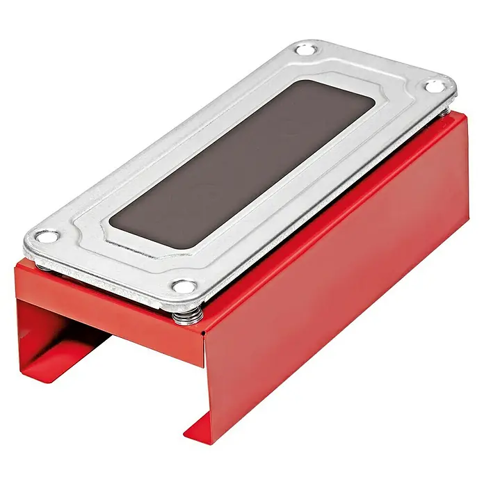 Heka Handfliesenschneider GiantCut 2600 - Max. Schnittlänge: 2.650 mm, Max. Fliesenstärke: 10 mm - Eine rote Metallfußstütze mit einer rechteckigen, silberfarbenen Oberseite und einem schwarzen Einsatz in der Mitte.