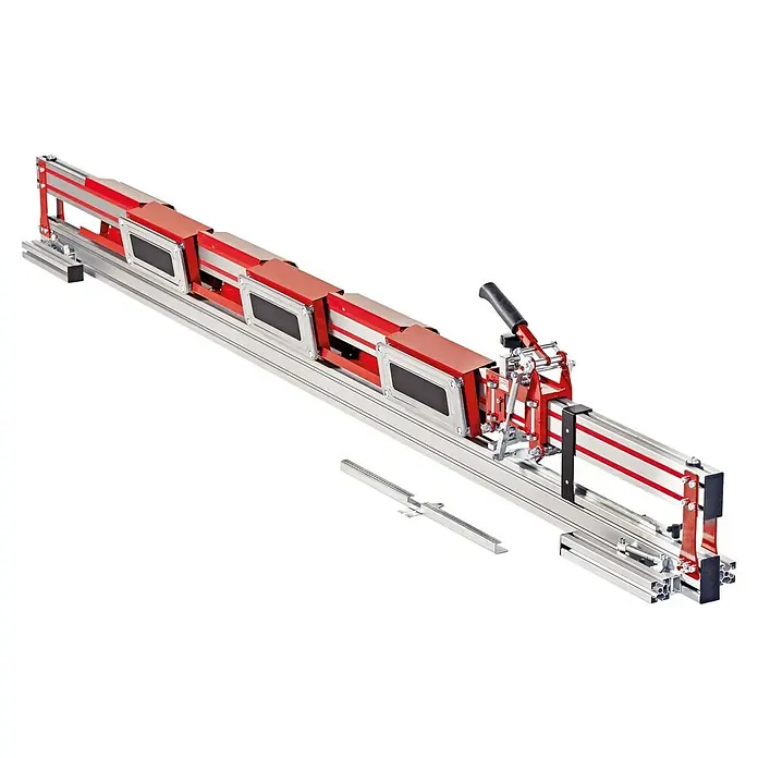 Heka Handfliesenschneider GiantCut 2600 - Max. Schnittlänge: 2.650 mm, Max. Fliesenstärke: 10 mm - Ein langes Fliesenschneidegerät mit rotem Griff und Schiebekopf auf einer silbernen Schiene mit mehreren roten Trennwänden.