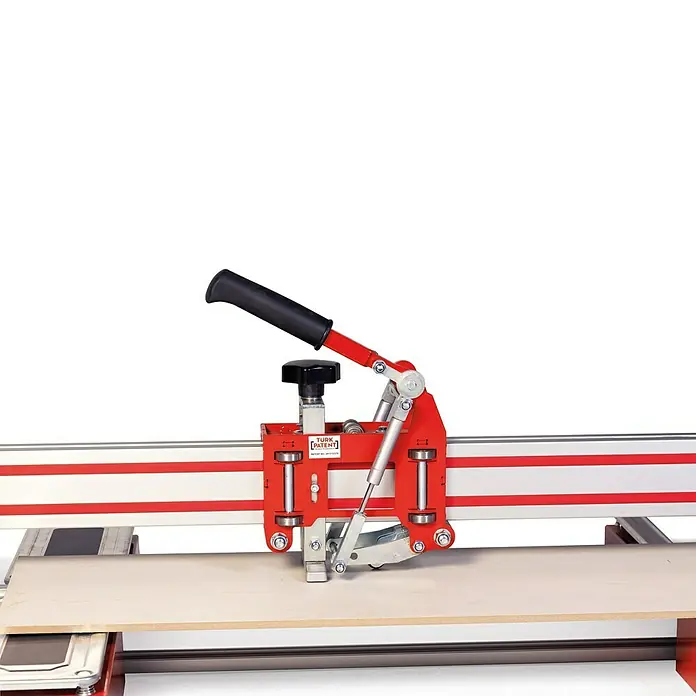 Heka Handfliesenschneider GiantCut 2600 - Max. Schnittlänge: 2.650 mm, Max. Fliesenstärke: 10 mm - Eine Nahaufnahme einer Fliesenschneidmaschine mit rotem Griff und schwarzem Griff, die ein Werkstück schneidet.