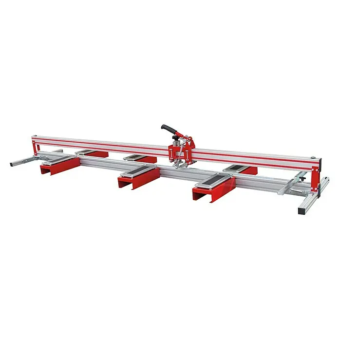 Heka Handfliesenschneider GiantCut 2600 - Max. Schnittlänge: 2.650 mm, Max. Fliesenstärke: 10 mm - Das Bild zeigt eine Fliesenschneidemaschine mit rotem Griff und roten Elementen auf einem schwarzen Hintergrund.