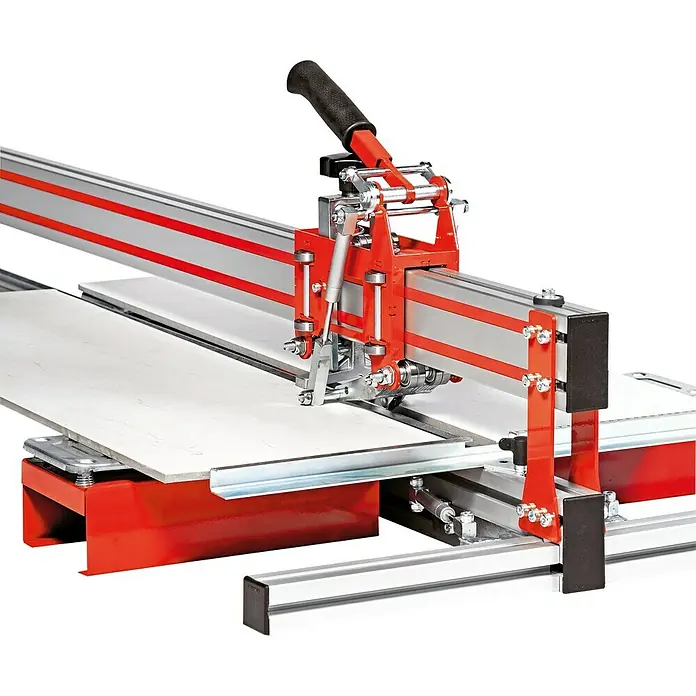 Heka Handfliesenschneider GiantCut 2600 - Max. Schnittlänge: 2.650 mm, Max. Fliesenstärke: 10 mm - Nahaufnahme einer Fliesenschneidmaschine mit rotem Griff und silbernen Führungsschienen zum präzisen Schneiden von Fliesen.