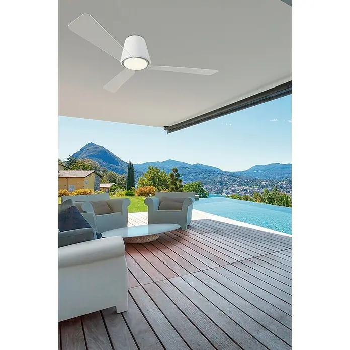 Leds-C4 Ventilador de techo Garbí - Blanco, 132 cm, 21,8 W - 30 W, Blanco cálido - Elegante vista exterior con un estiloso ventilador de techo que combina confort y diseño, creando un ambiente lujoso.