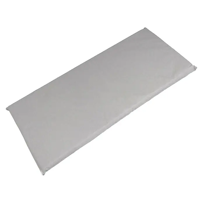 Cojín para banco - Gris perla, L x An x Al: 110 x 49 x 6 cm, 70% algodón y 30 % poliéster - Un cojín rectangular de color gris claro con una textura mínima, presentado sobre un fondo negro neutro.