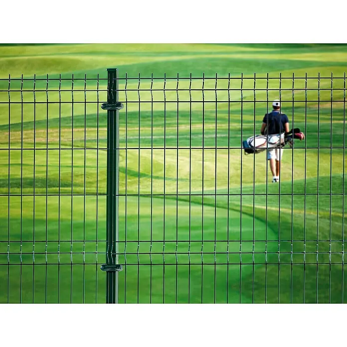 Poste para cercado Hércules - Altura: 235 cm, Verde oscuro, Acero - Imagen de una valla metálica verde en un campo de golf, que proporciona seguridad y una clara demarcación. La valla se integra perfectamente en el entorno verde.