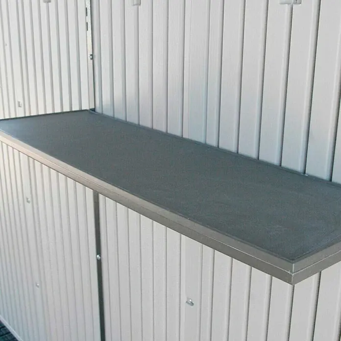 Lifetime Gerätehaus Starlet - 215 cm, 140 cm, Kunststoff, Anthrazit/Grau - Nahaufnahme eines grauen Kunststoffregals an einer hellen, vertikal gerippten Wand, ideal für zusätzlichen Stauraum in Werkstatt oder Garage.