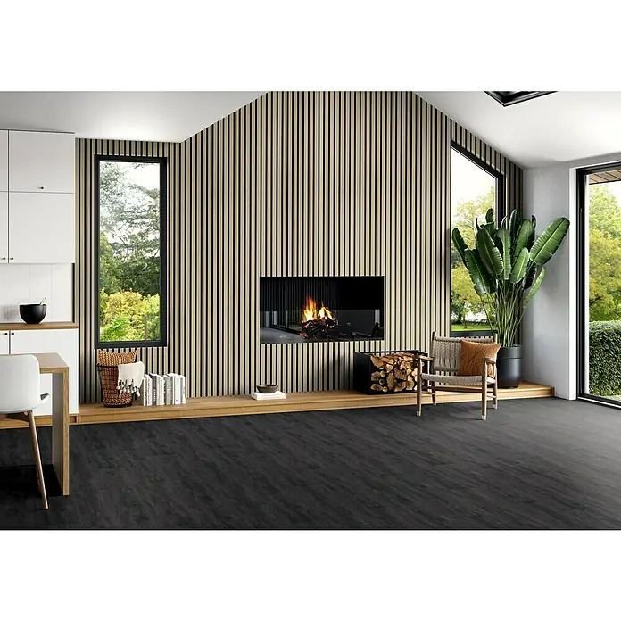 Panel acústico ISOL - Roble, 250 x 48 x 2 cm, 0,576 m², Natural - Un elegante salón con pisos de madera oscura, una pared decorativa de listones de madera y una chimenea moderna que irradia calidez y elegancia.