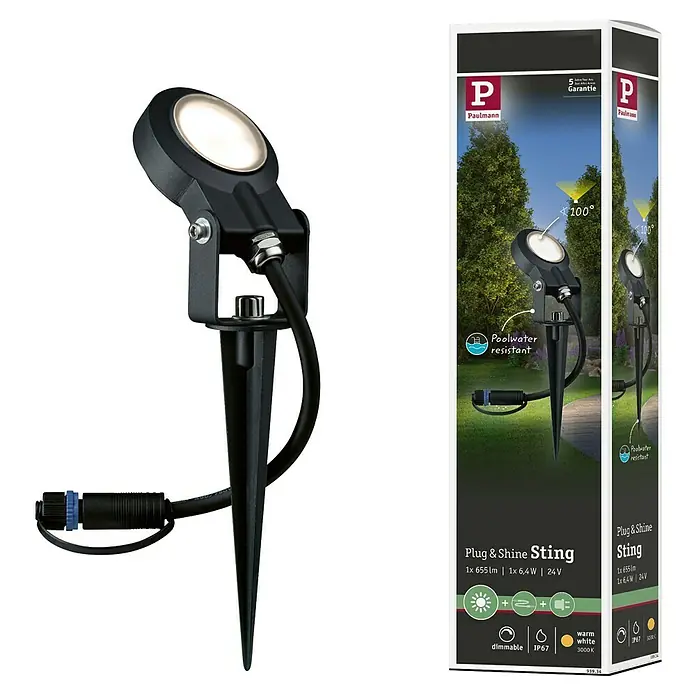 Paulmann Plug & Shine LED-Gartenspot Sting - 6 W, 24 V, Erdspieß, Höhe: 29 cm - Bild einer Paulmann Plug & Shine Sting Gartenleuchte mit Erdspieß und Verpackung. Die Leuchte ist poolwasserbeständig, dimmbar und hat warmweißes Licht.