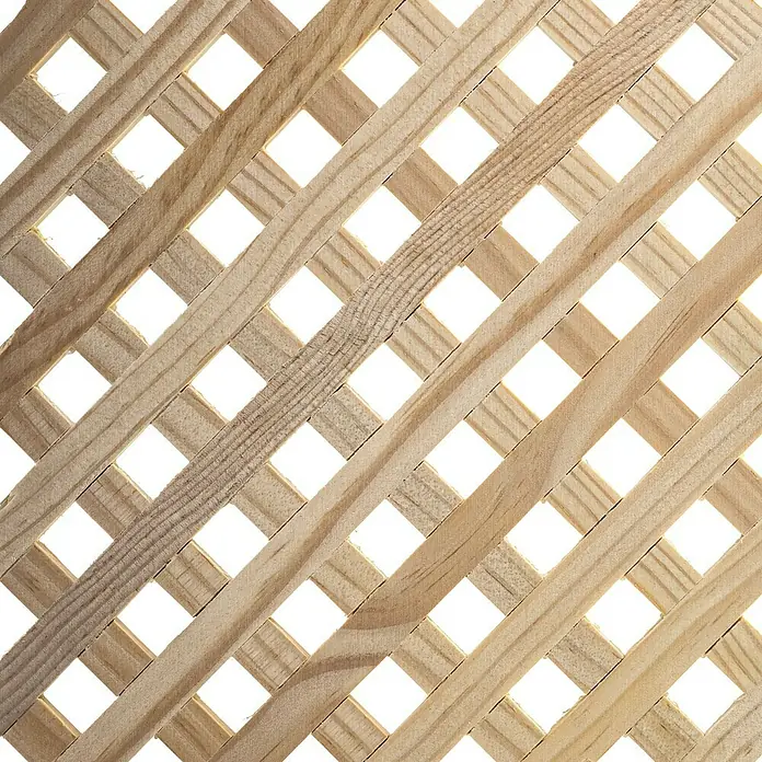 Celosía para exterior E4 Clásica - 32 x 85 cm - Primer plano de un enrejado de madera decorativo con aberturas cuadradas, perfecto para proyectos de jardín o decoración interior.