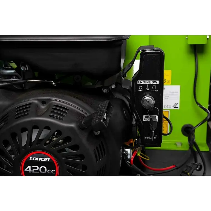 Zipper Benzin-Häcksler ZI-HAEK15000 - Max. Aststärke: 120 mm, 9 kW - Nahaufnahme eines Loncin 420cc Motors mit Zündschloss, das auf "Start" steht und Leistungsschalter.