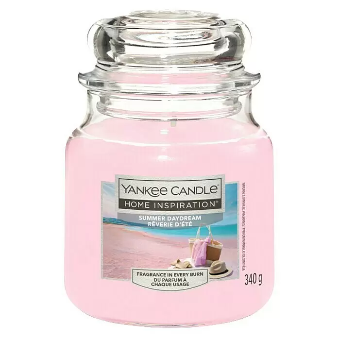 Yankee Candle Home Inspirations Duftkerze - Im Glas, Summer Daydream, Medium - Rosafarbene Yankee Candle in einem Klarglasgefäß mit Glasdeckel, beschriftet mit "Summer Daydream". 340g.