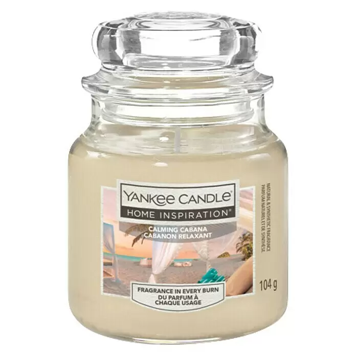 Yankee Candle Home Inspirations Duftkerze - Im Glas, Calming Cabana, Small - Yankee Candle 'Calming Cabana' in einem klaren Glasgefäß mit Deckel, gefüllt mit cremeweißem Wachs.