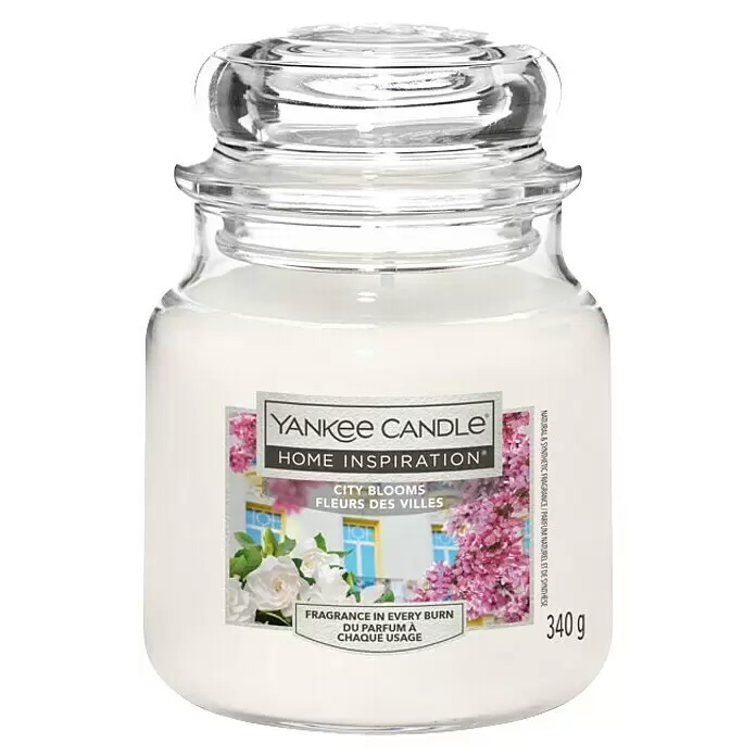 Yankee Candle Home Inspirations Duftkerze - Im Glas, City Blooms, Medium - Weiße Yankee Candle im Klarglasgefäß mit Deckel, beschriftet mit "City Blooms", 340g.
