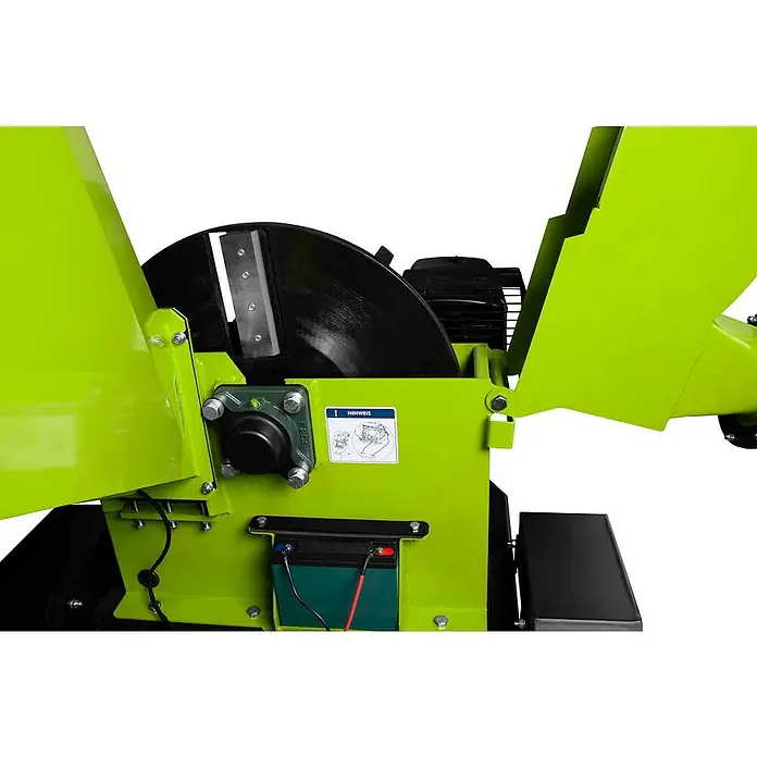 Zipper Benzin-Häcksler ZI-HAEK15000 - Max. Aststärke: 120 mm, 9 kW - Nahaufnahme des kraftvollen Holzhackers mit scharfen Klingen für effiziente Zerkleinerung von Gartenabfällen und Ästen.