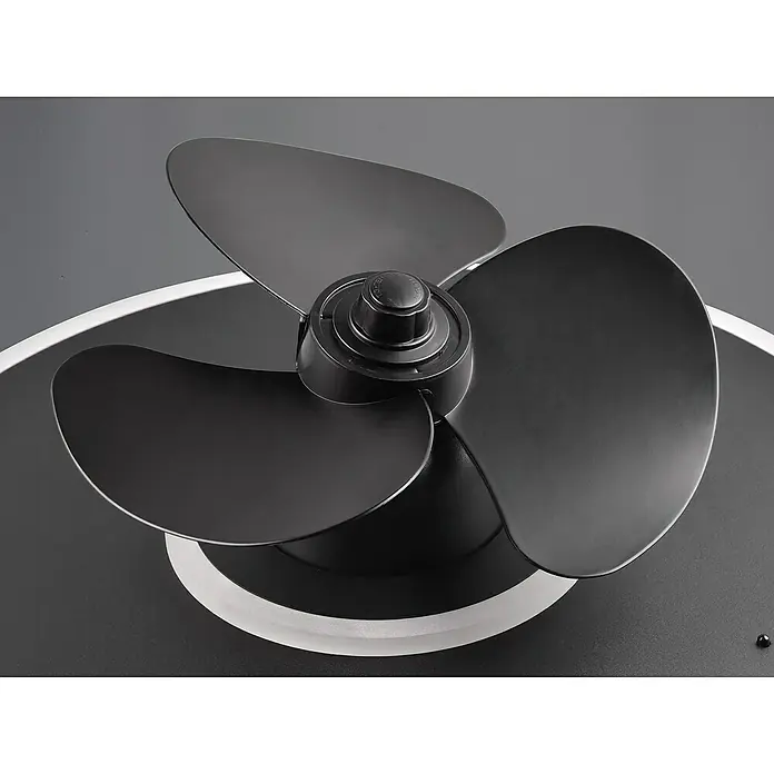 Trio Lighting Ventilador de techo Nybro - Negro, 50 cm, Blanco neutro - Primer plano de un moderno ventilador de techo con tres aspas negras e iluminación LED integrada.