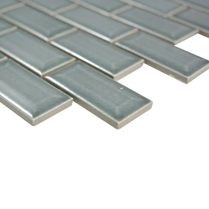 Mosaikfliese Brick Bond Diamond CBP 106 - 30 x 30 cm, Petrol, Glänzend - Nahaufnahme von grauen länglichen Keramikfliesen, die in einem versetzten Muster angeordnet sind und ein modernes Design aufweisen.
