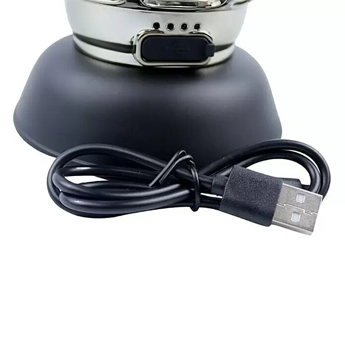 Außenlaterne Lucerna - 11,3 x 11,3 x 17,2 cm, Schwarz - Schwarze Ladestation mit silbernem Gerät, abgedecktem USB-Anschluss und aufgerolltem schwarzem USB-A-Kabel.