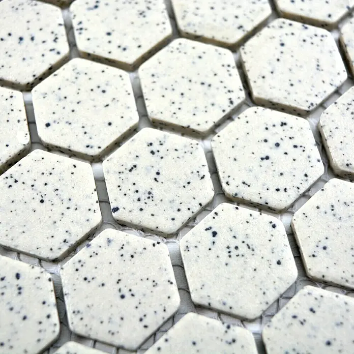 Mosaikfliese Hexagon Uni CU HX208S - 26 x 30 cm, Cremeweiß, Matt - Weiße, hexagonale Fliesen mit schwarzen Sprenkeln, die ein interessantes Muster bilden. Ideal für Küche oder Bad.