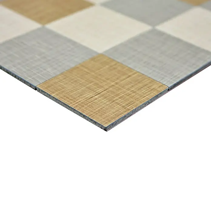 Selbstklebemosaik SAM 4MT99M - 30,5 x 30,5 cm, Beige/Grau, Matt - Nahaufnahme von quadratischen Vinylbodenfliesen in Beige, Grau und Weiß, die ein Schachbrettmuster bilden.