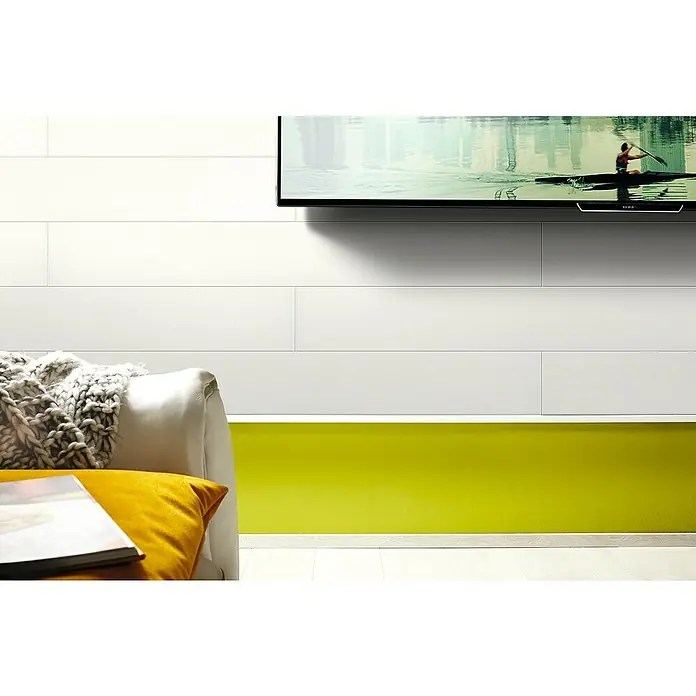 LOGOCLIC Decoration Paneel Weiß Hochglanz - 2.600 x 202 x 10 mm - Eine moderne Wohnzimmereinrichtung mit weißer Paneelwand, einem Fernseher und einem bequemen Sofa mit gelbem Kissen.