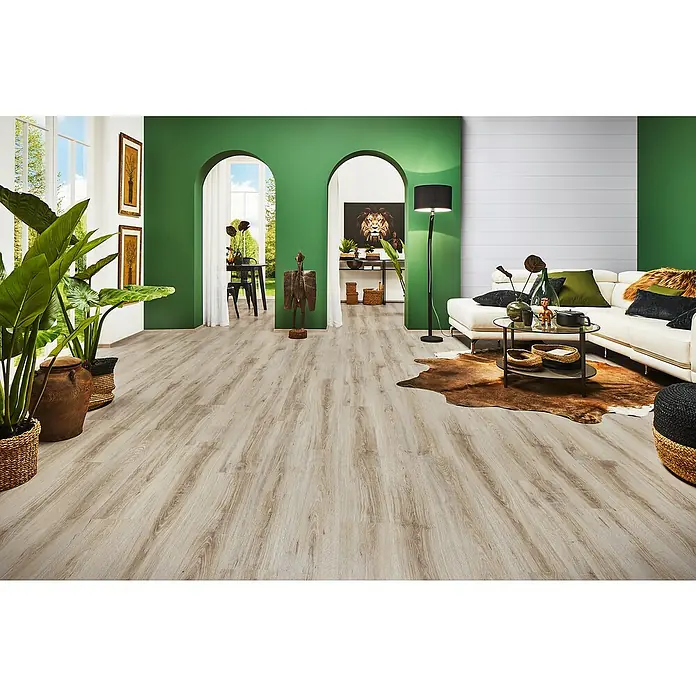 LOGOCLIC Decoration Paneel Edelweiß Pore - 2.600 x 202 x 10 mm - Helles Wohnzimmer mit Holzboden, grünen Wänden, weißen Akzenten und tropischen Pflanzen. Der Holzboden verleiht dem Raum Wärme und Textur.