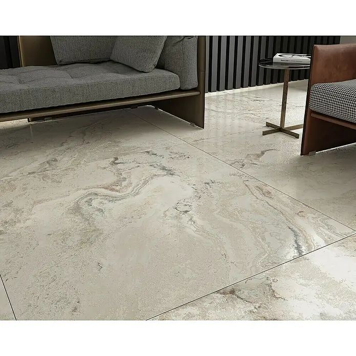 Feinsteinzeugfliese Phantasia - 120 x 120 cm, Beige, Matt - Ein elegantes Interieur mit einem hellen Marmorboden, der das moderne Möbeldesign hervorhebt und dem Raum eine edle Note verleiht.