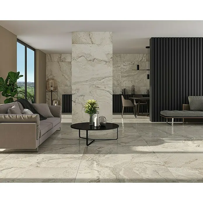 Feinsteinzeugfliese Phantasia - 120 x 120 cm, Beige, Matt - Einladendes Wohnzimmer mit großformatigen Marmorfliesen, die dem Raum Eleganz und Weite verleihen. Die Fliesen harmonieren perfekt mit dem modernen Interieur.