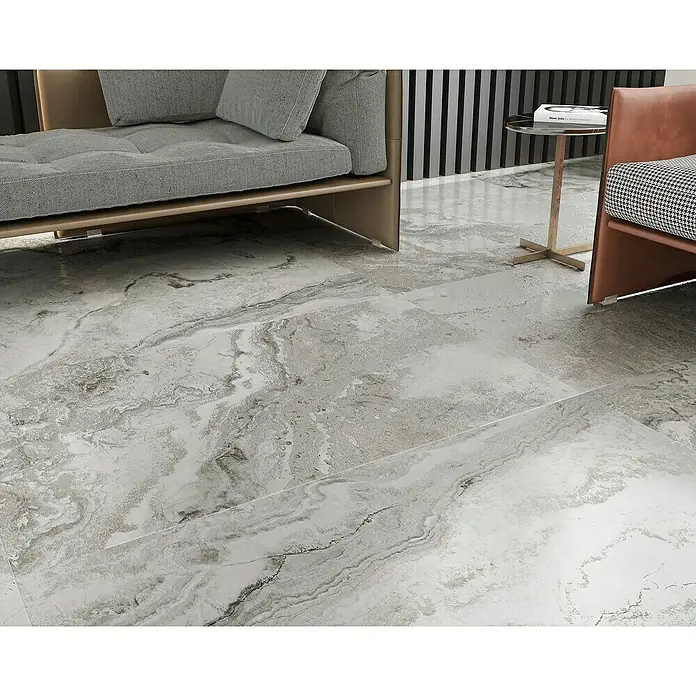 Feinsteinzeugfliese Phantasia - 60 x 120 cm, Grau, Matt - Nahaufnahme des Marmorfliesenbodens, der ein elegantes und modernes Design in einem Innenraum präsentiert.