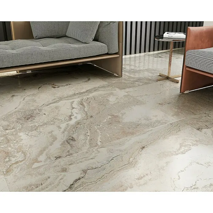 Feinsteinzeugfliese Phantasia - 60 x 120 cm, Beige, Matt - Nahaufnahme von stilvollen Bodenfliesen mit Marmorierung, die ein modernes Wohnambiente schaffen. Die Fliesen verleihen dem Raum Eleganz.