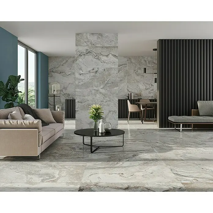 Feinsteinzeugfliese Phantasia - 60 x 120 cm, Grau, Matt - Elegantes Wohnzimmer mit Marmorfliesen. Die Fliesen verleihen dem Raum ein luxuriöses und modernes Ambiente.