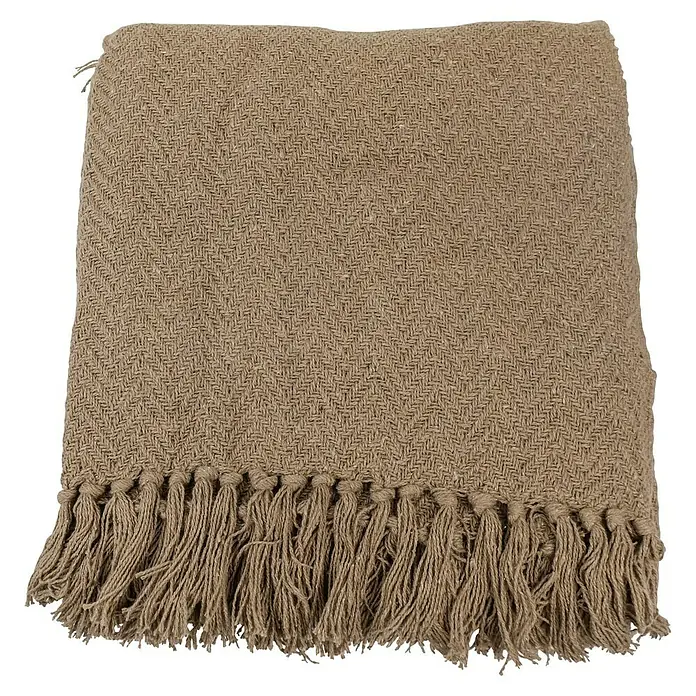 Decke Kent - Taupe, 170 x 130 cm, 100 % Baumwolle - Nahaufnahme einer beigen Fransendecke mit Fischgrätenmuster, die Wärme und Textur für ein gemütliches Ambiente verspricht.