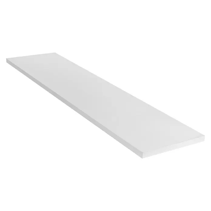 Regalboden - Weiß, 80 x 20 x 1,6 cm - Nahaufnahme eines weißen Regals auf schwarzem Hintergrund, ideal für minimalistische Innenarchitektur und stilvolle Wandgestaltung.
