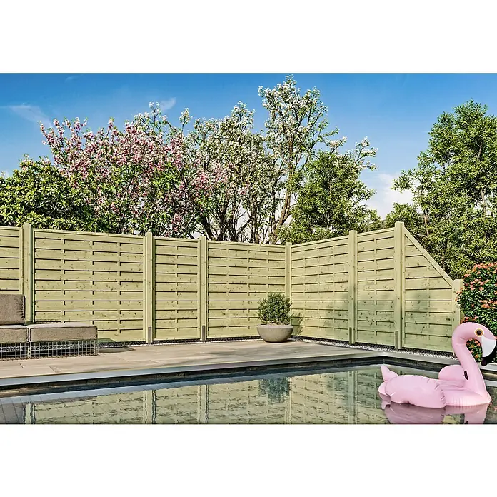Joda Sichtschutzelement Hamburg - 180 x 180 cm, Kesseldruckimprägniert grün - Ein Holzzaun mit horizontalen Latten umgibt eine Terrasse mit Pool und Gartenmöbeln. Ein aufblasbarer Flamingo schwimmt im Wasser.