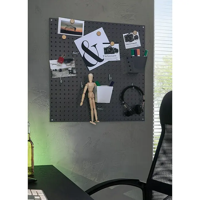 SCHÖNER WOHNEN-Farbe Trendstruktur Effektspachtel Beton-Optik - Schiefergrau, 1 kg, Matt - Eine graue Lochwand mit Büro- und Schreibutensilien, Fotos und Kopfhörern an einer grauen Wand.