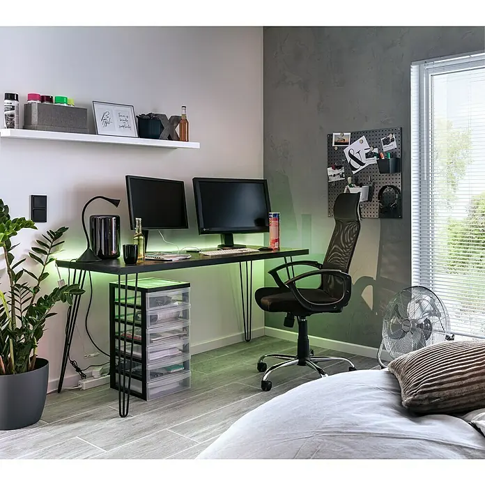 SCHÖNER WOHNEN-Farbe Trendstruktur Effektspachtel Beton-Optik - Schiefergrau, 1 kg, Matt - Ein moderner Arbeitsplatz mit einem schwarzen Schreibtisch, zwei Monitoren und grüner Beleuchtung. Der Schreibtisch hat schlanke Metallbeine.