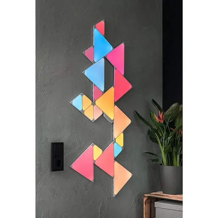 SCHÖNER WOHNEN-Farbe Trendstruktur Effektspachtel Beton-Optik - Schiefergrau, 1 kg, Matt - Bunte dreieckige LED-Panels an einer grauen Wand, die ein modernes und stilvolles Ambiente schaffen. Die Beleuchtung sorgt für Atmosphäre.