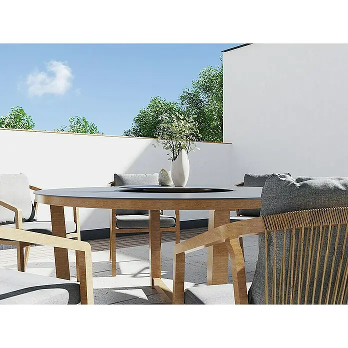 MWH Gartentisch rund - Ø x H: 159 x 76 cm, Aluminium, Night-Grey/Holz - Ein moderner runder Esstisch mit Stühlen auf einer Terrasse mit weißer Wand und grünen Bäumen im Hintergrund.