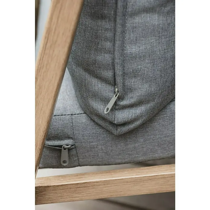 MWH Wicker Loungemöbel-Set - 4 -tlg., Aluminium, Grau/Naturbraun - Nahaufnahme eines grauen Sitzkissens mit Reißverschlussdetails an einem Holzstuhl, das ein modernes Design und Komfort hervorhebt.