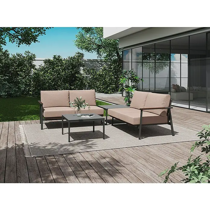 MWH Loungemöbel-Set - 3 -tlg., Aluminium, Grau/Mahagoni - Eine stilvolle Terrassengarnitur mit einem Sofa, einem Sessel und einem Tisch auf einem Teppich, ideal für entspannte Stunden im Freien.