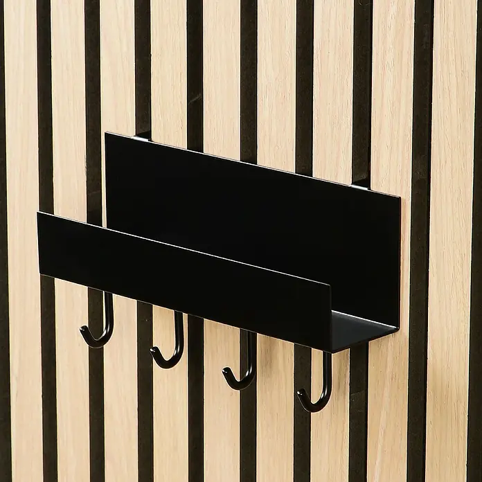 Millex Regal - L x B x H: 7 x 21,5 x 7 cm, Passend für: Akustikpaneele, Montageart: Einhängen - Schwarze Wandgarderobe mit Ablage und Haken vor einer Wand mit Holzlatten. Praktische Aufbewahrung für Schlüssel und mehr.