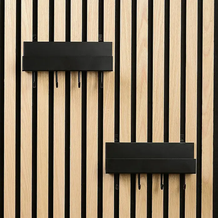 Millex Regal - L x B x H: 7 x 21,5 x 7 cm, Passend für: Akustikpaneele, Montageart: Einhängen - Zwei schwarze Schlüsselbretter sind an einer holzverkleideten Wand befestigt und bieten eine stilvolle Aufbewahrungslösung für Schlüssel.