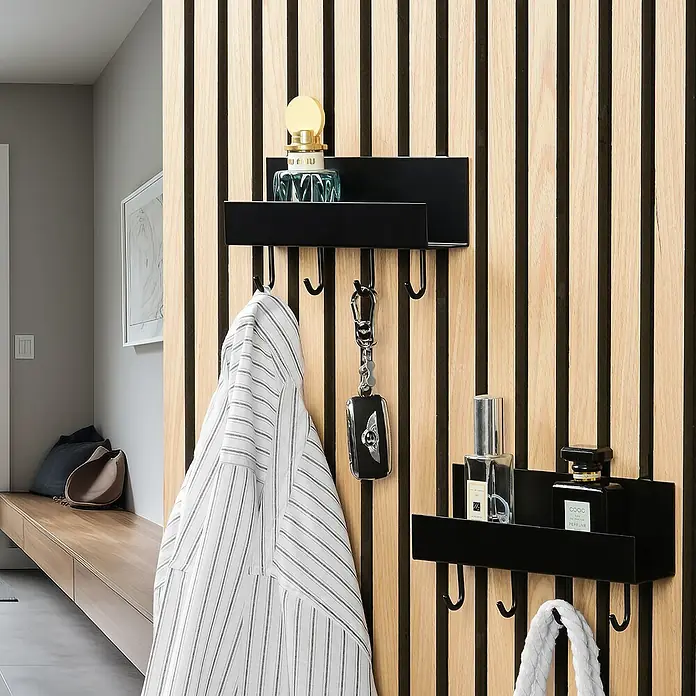 Millex Regal - L x B x H: 7 x 21,5 x 7 cm, Passend für: Akustikpaneele, Montageart: Einhängen - Wandgarderobe mit schwarzen Regalen und Haken für Schlüssel, Jacken und Dekorationen. Praktisch und stilvoll für den Eingangsbereich.