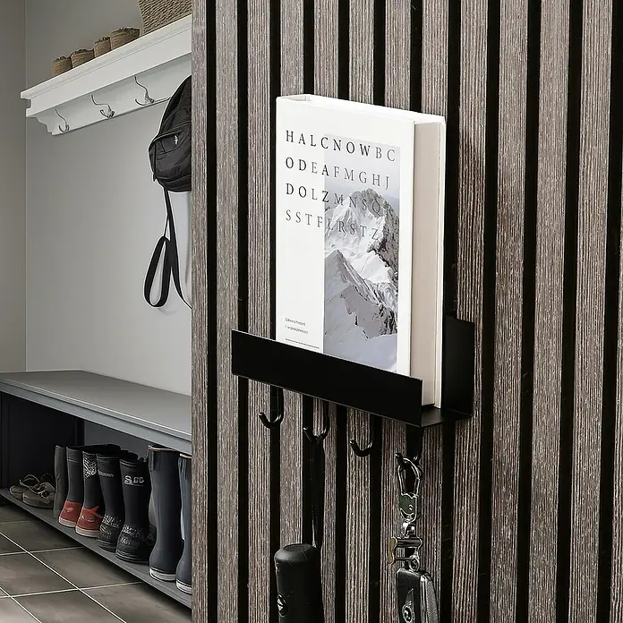 Millex Regal - L x B x H: 7 x 21,5 x 7 cm, Passend für: Akustikpaneele, Montageart: Einhängen - Nahaufnahme eines schwarzen Wandregals mit Haken und Buch. Praktische Aufbewahrungslösung für Schlüssel und kleine Gegenstände im Eingangsbereich.