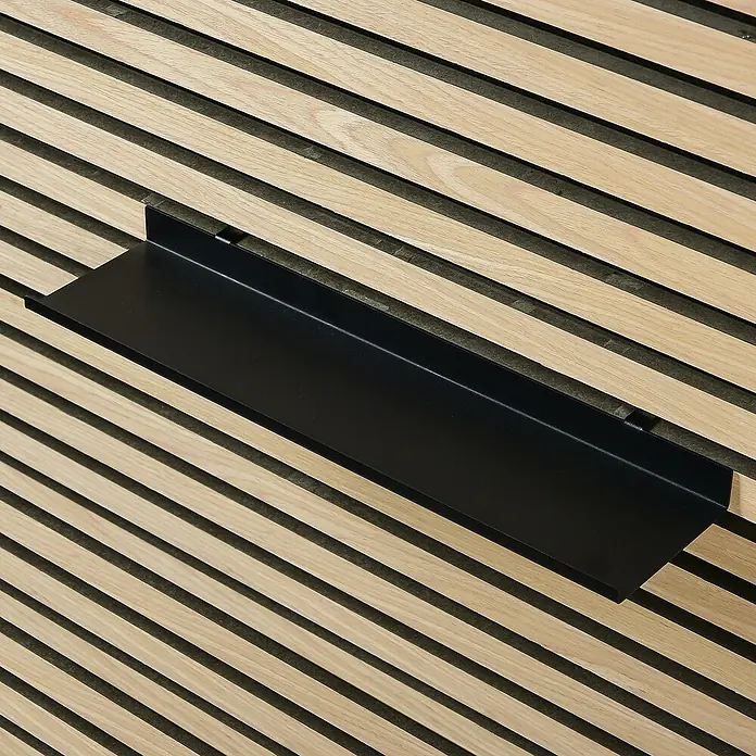Millex Regal XL für Akustikpaneel - L x B x H: 10 x 40 x 2,5 cm, Passend für: Akustikpaneele, Montageart: Einhängen - Nahaufnahme eines schwarzen Wandregals, das an einer Wand mit hellen Holzlatten befestigt ist. Das schlichte Design des Regals ergänzt das moderne Wandpaneel.