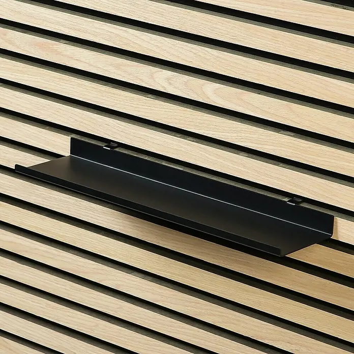 Millex Regal - L x B x H: 10 x 40 x 2,5 cm, Passend für: Akustikpaneele, Montageart: Einhängen - Schwarzes Wandregal an einer Wand mit Holzlatten. Das moderne Regal bietet eine stilvolle Ablagefläche und fügt sich nahtlos in das Wanddesign ein.