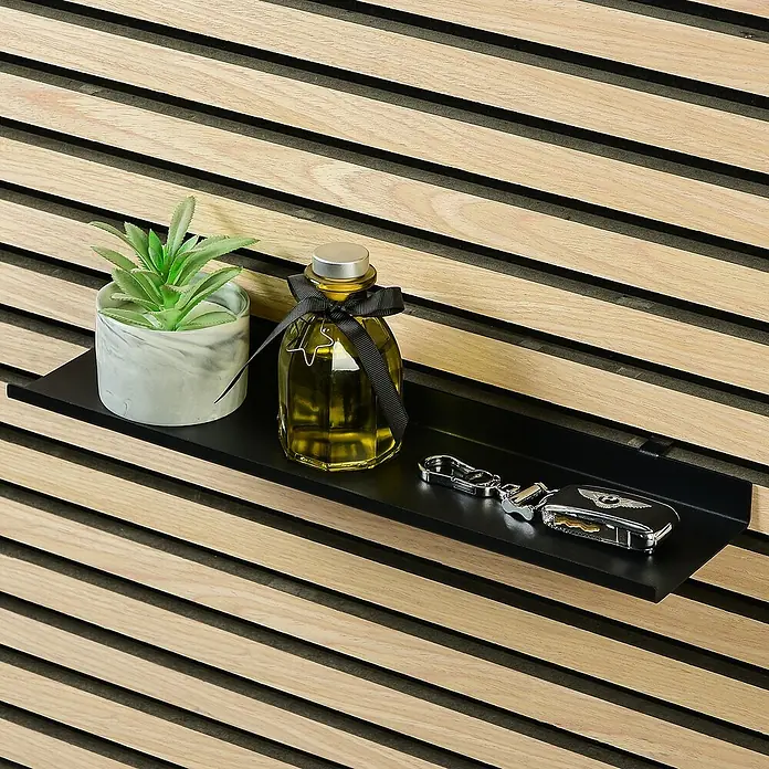 Millex Regal - L x B x H: 10 x 40 x 2,5 cm, Passend für: Akustikpaneele, Montageart: Einhängen - Ein schwebendes Regal mit Pflanze, Duftöl und Schlüssel auf einem Holzlattenhintergrund.
