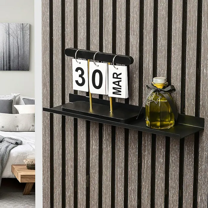 Millex Regal - L x B x H: 10 x 40 x 2,5 cm, Passend für: Akustikpaneele, Montageart: Einhängen - Elegantes Wandregal mit einem stilvollen Kalender, der den 30. März anzeigt, und einer dekorativen Flasche mit Schleife, die eine moderne Note verleihen.