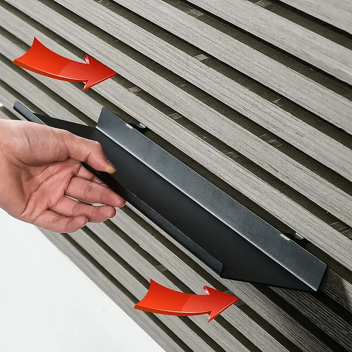 Millex Regal - L x B x H: 10 x 40 x 2,5 cm, Passend für: Akustikpaneele, Montageart: Einhängen - Nahaufnahme einer Person, die ein stilvolles, graues Wandpaneel mit einer eleganten schwarzen Halterung anbringt, hervorgehoben durch rote Pfeile.
