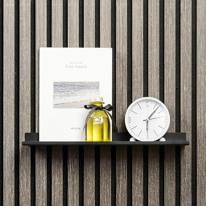 Millex Regal - L x B x H: 10 x 40 x 2,5 cm, Passend für: Akustikpaneele, Montageart: Einhängen - Einrichtungsidee: Notizbuch, Duftöl und weiße Uhr auf einem Regal vor einer stilvollen Wand. Schlichte Eleganz für Ihr Zuhause.