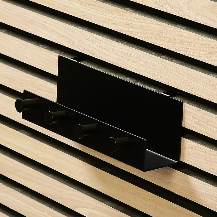 Millex Regal - L x B x H: 5 x 21,5 x 7 cm, Passend für: Akustikpaneele, Montageart: Einhängen - Schwarze Wandgarderobe mit Haken und Ablagefläche vor einer Wand mit Holzpaneelen. Perfekt für Flur oder Eingangsbereich, um Ordnung zu schaffen.