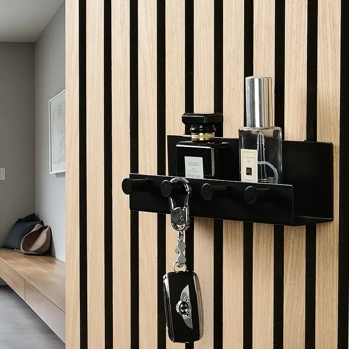 Millex Regal - L x B x H: 5 x 21,5 x 7 cm, Passend für: Akustikpaneele, Montageart: Einhängen - Schwarzes Wandregal mit Haken und Platz für Parfümflaschen, ideal zur Aufbewahrung von Schlüsseln und kleinen Gegenständen im Eingangsbereich.